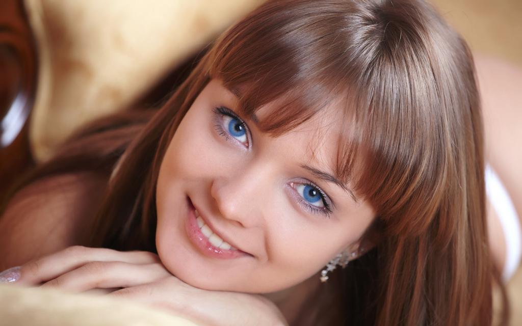 девушка с синими глазами