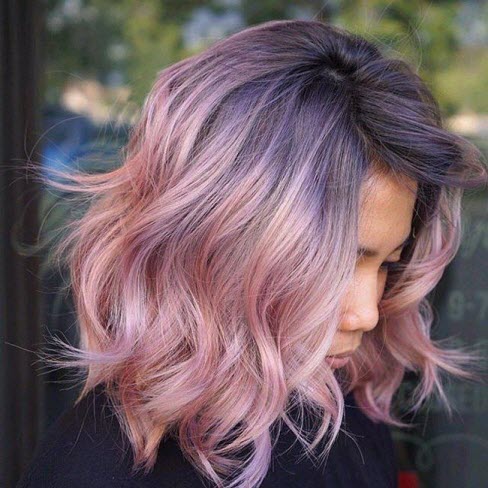Модный розовый оттенок на волосах