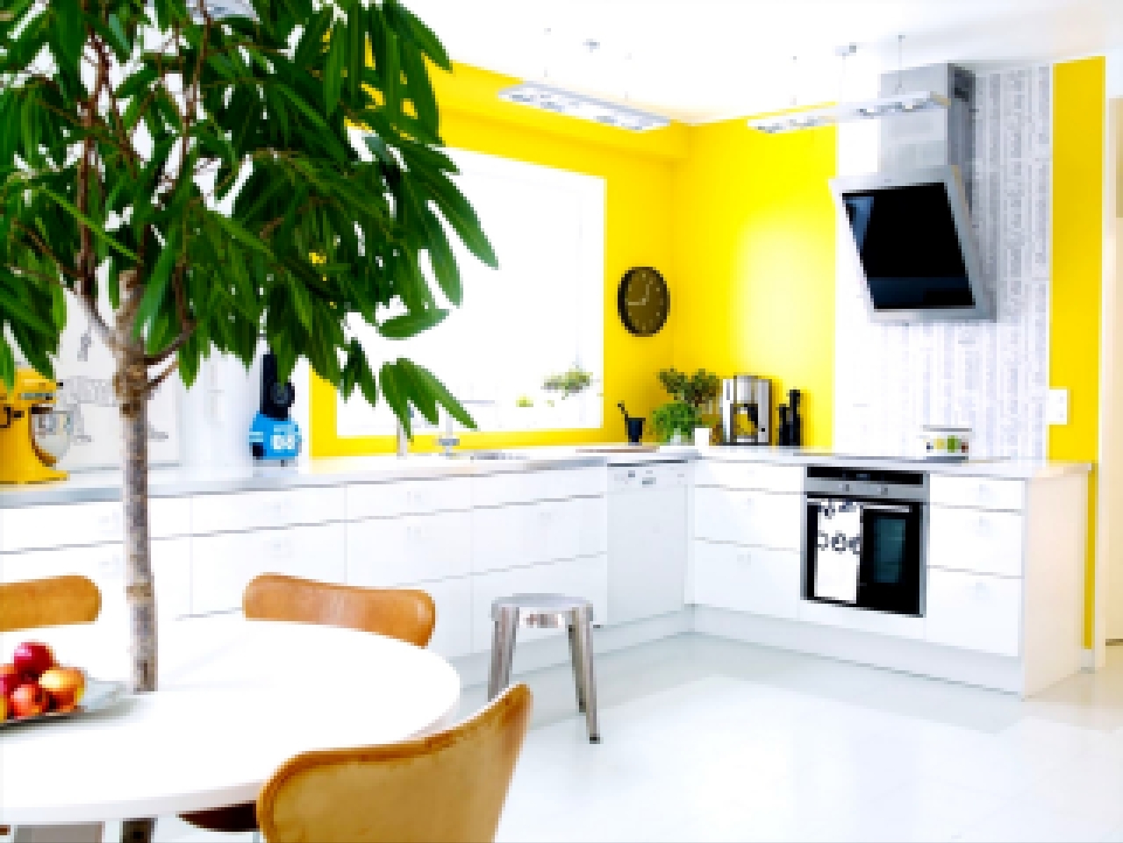 кухня с желтыми обоями фото